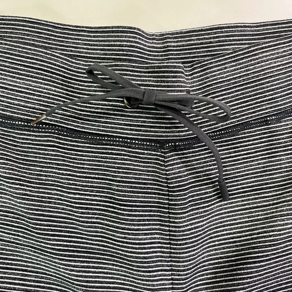 Athleta Women's Drawstring Black and White Stripe Shorts with Pockets | Size MT - Picture 3 of 6
